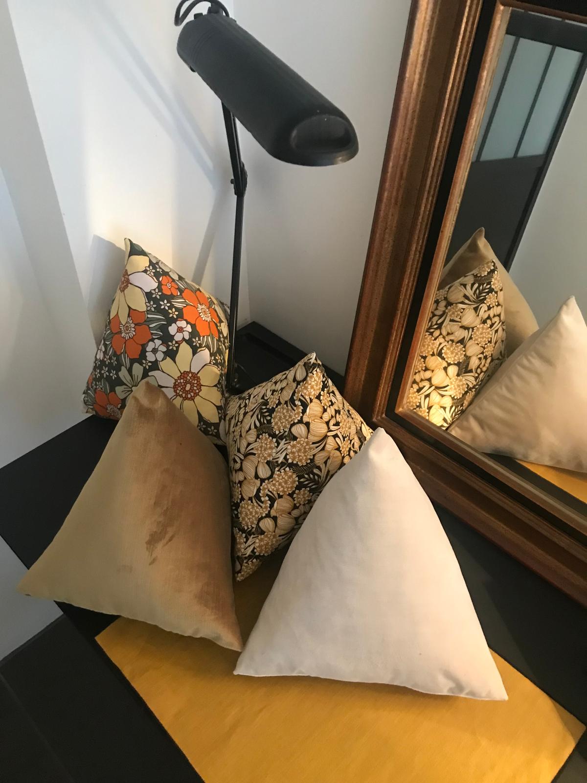 Ensemble de coussins triangulaires dans des tons moutarde, blanc et imprimés floraux