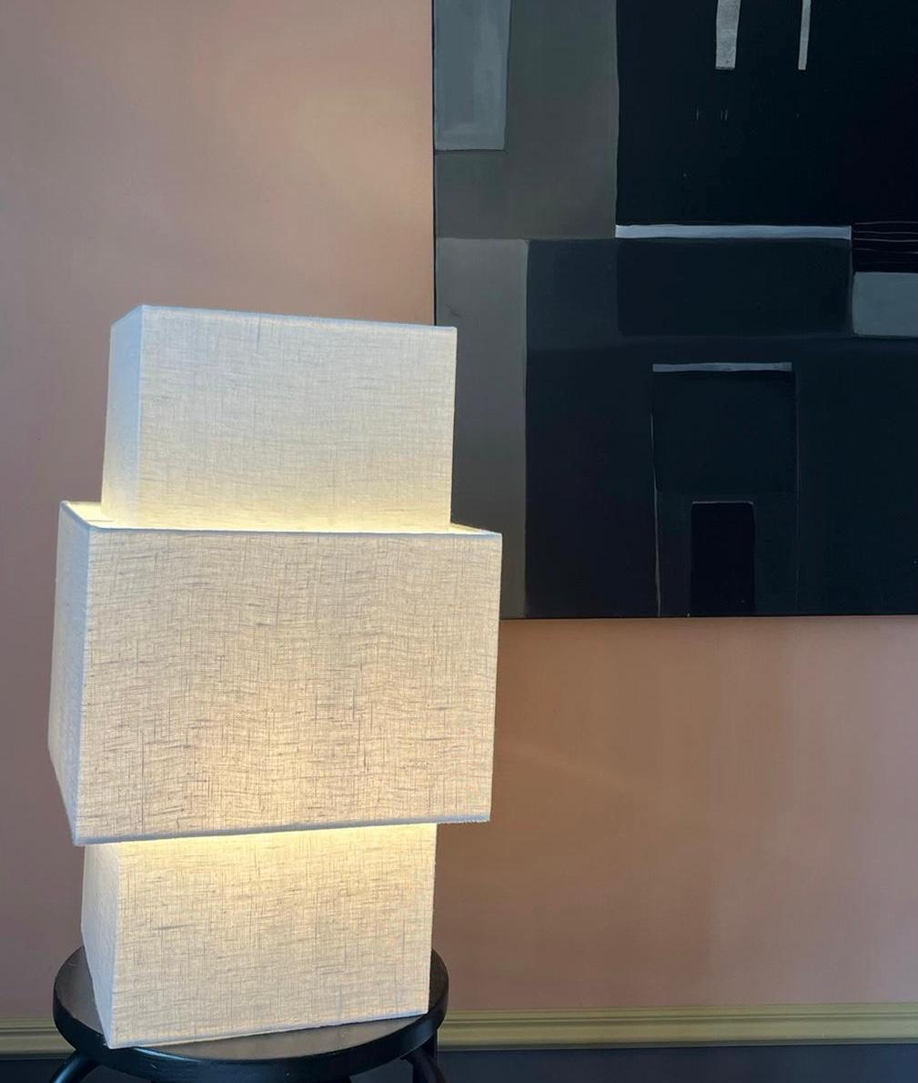 Lampe gÃ©omÃ©trique blanche composÃ©e de trois volumes lumineux superposÃ©s