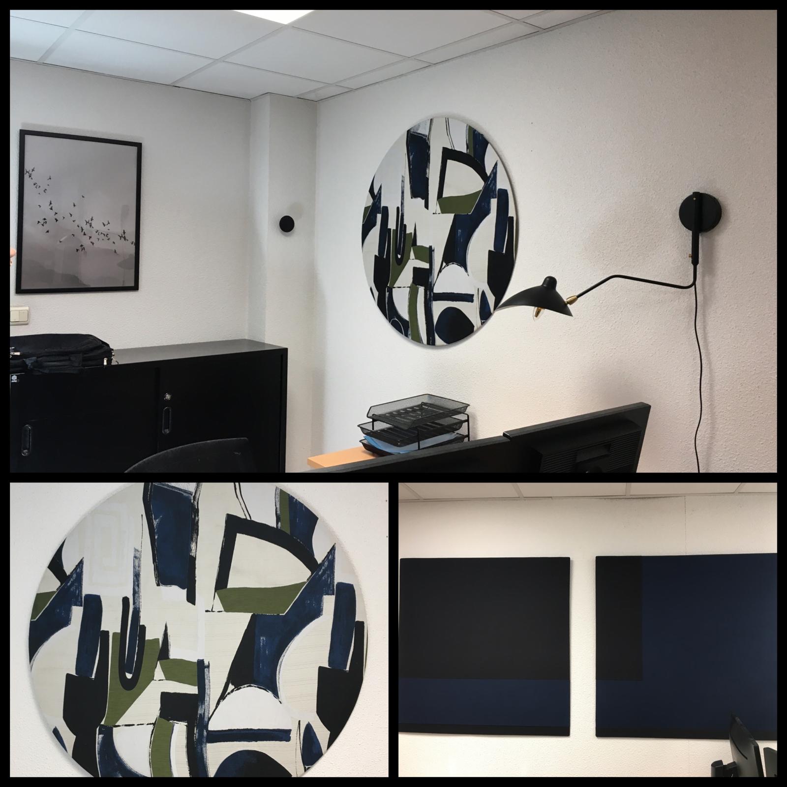 Montage photo montrant plusieurs décorations murales rondes et rectangulaires dans un espace de travail