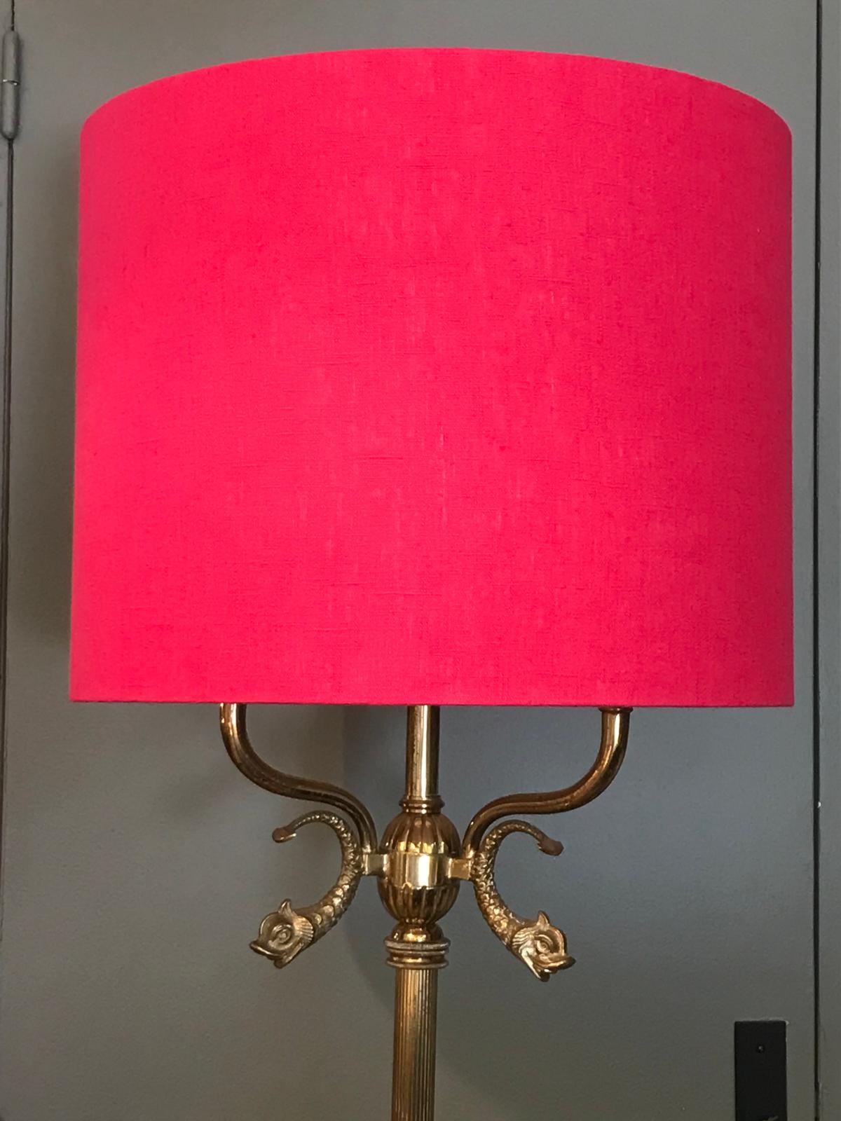 Grand abat-jour fuchsia sur un pied de lampe ancien en laiton doré