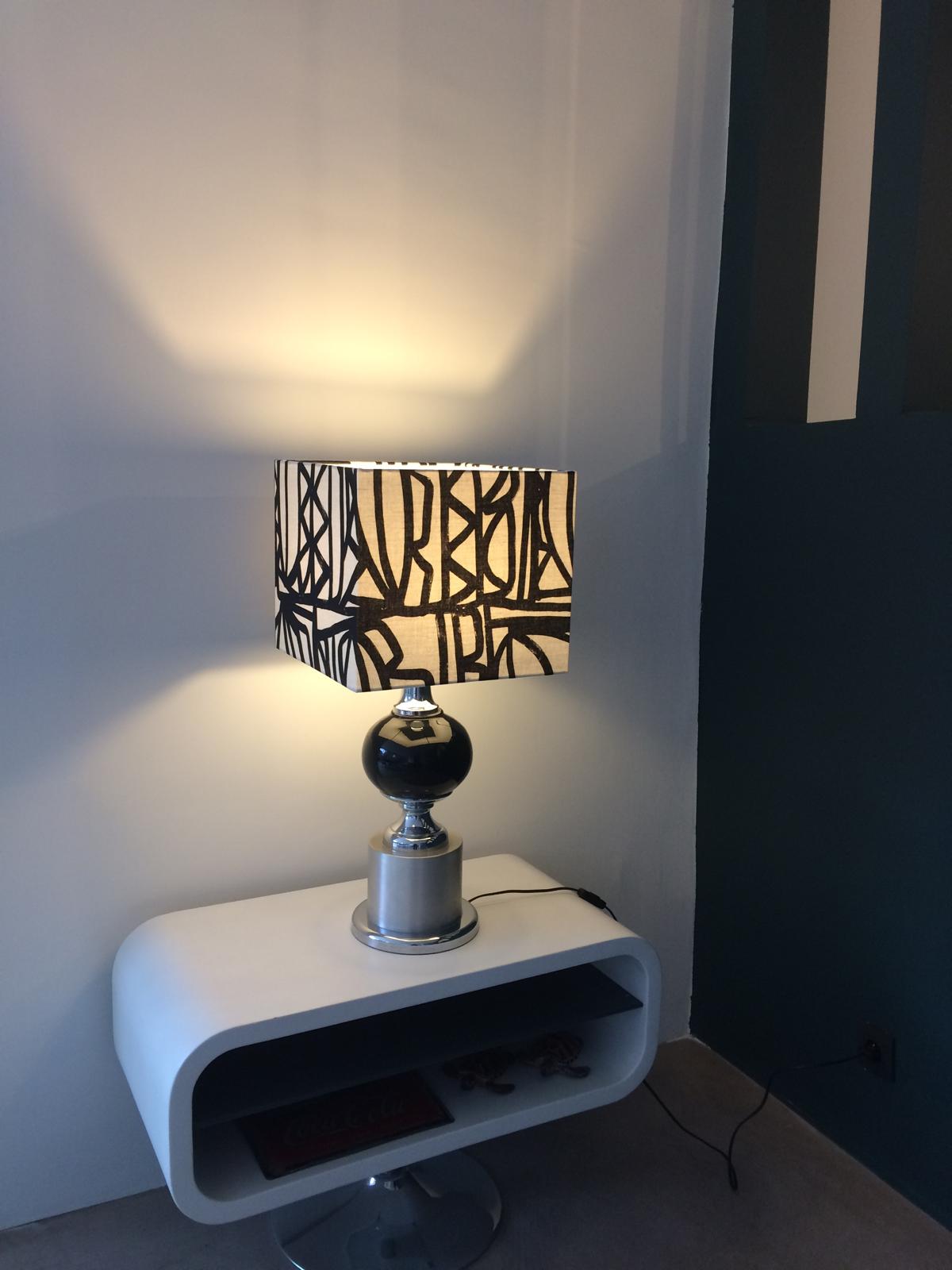 Lampe posée avec abat-jour graphique noir et blanc dans un intérieur contemporain
