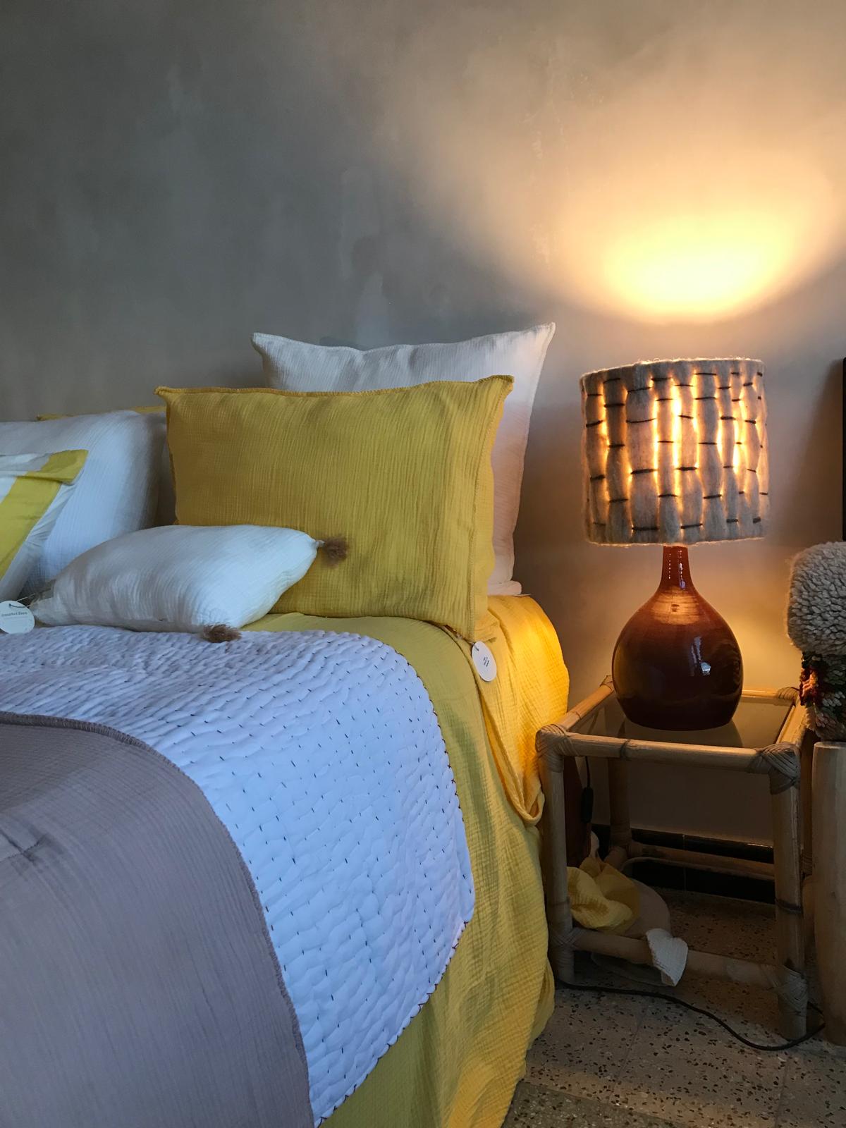 Lampe de chevet avec abat-jour texturé diffusant une lumière chaude