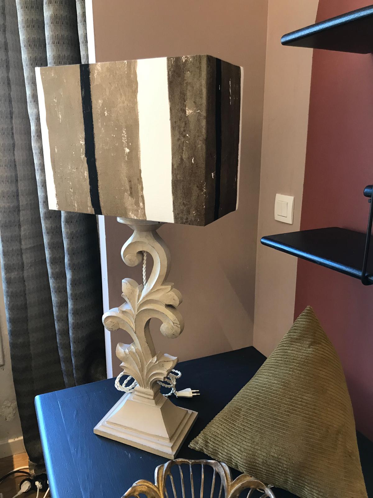 Lampe sculptée blanche avec abat-jour cubique rayé dans des tons neutres