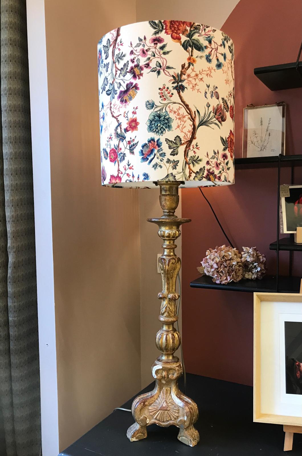 Abat-jour floral sur un pied de lampe ancien doré