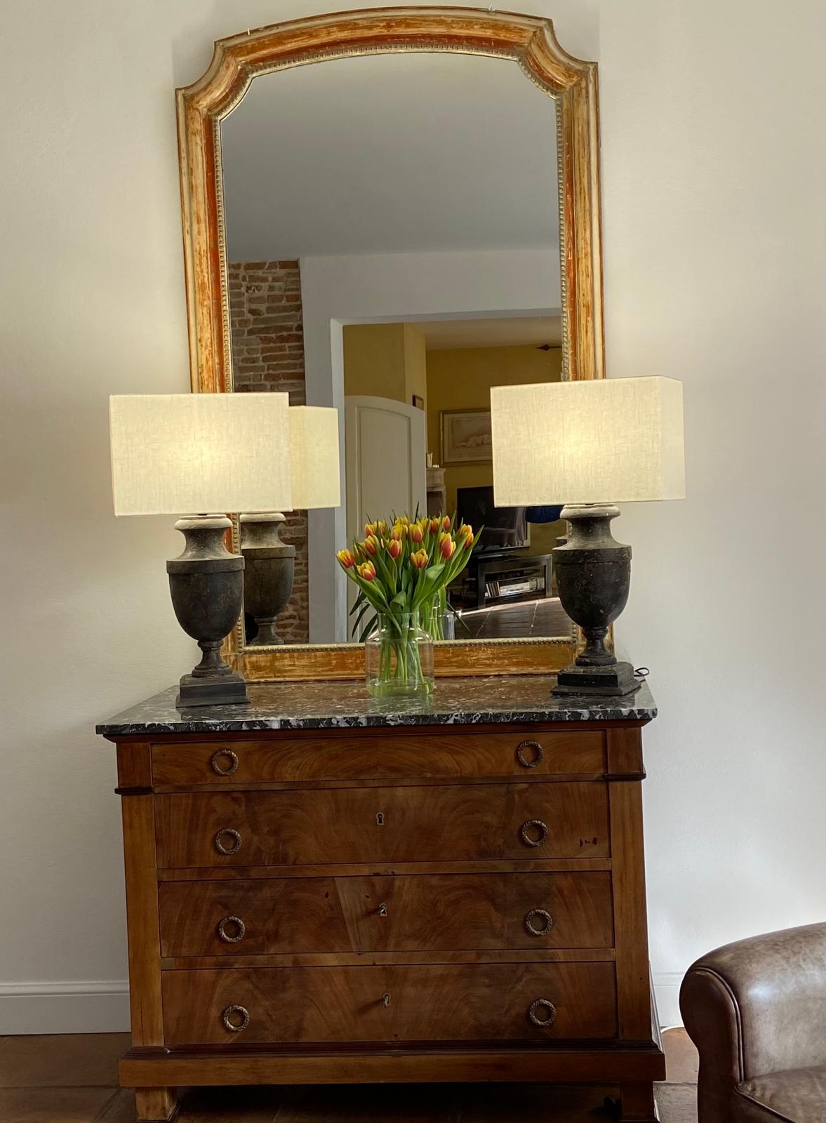 Paire de lampes à abat-jour clair de part et d'autre d'un bouquet de tulipes