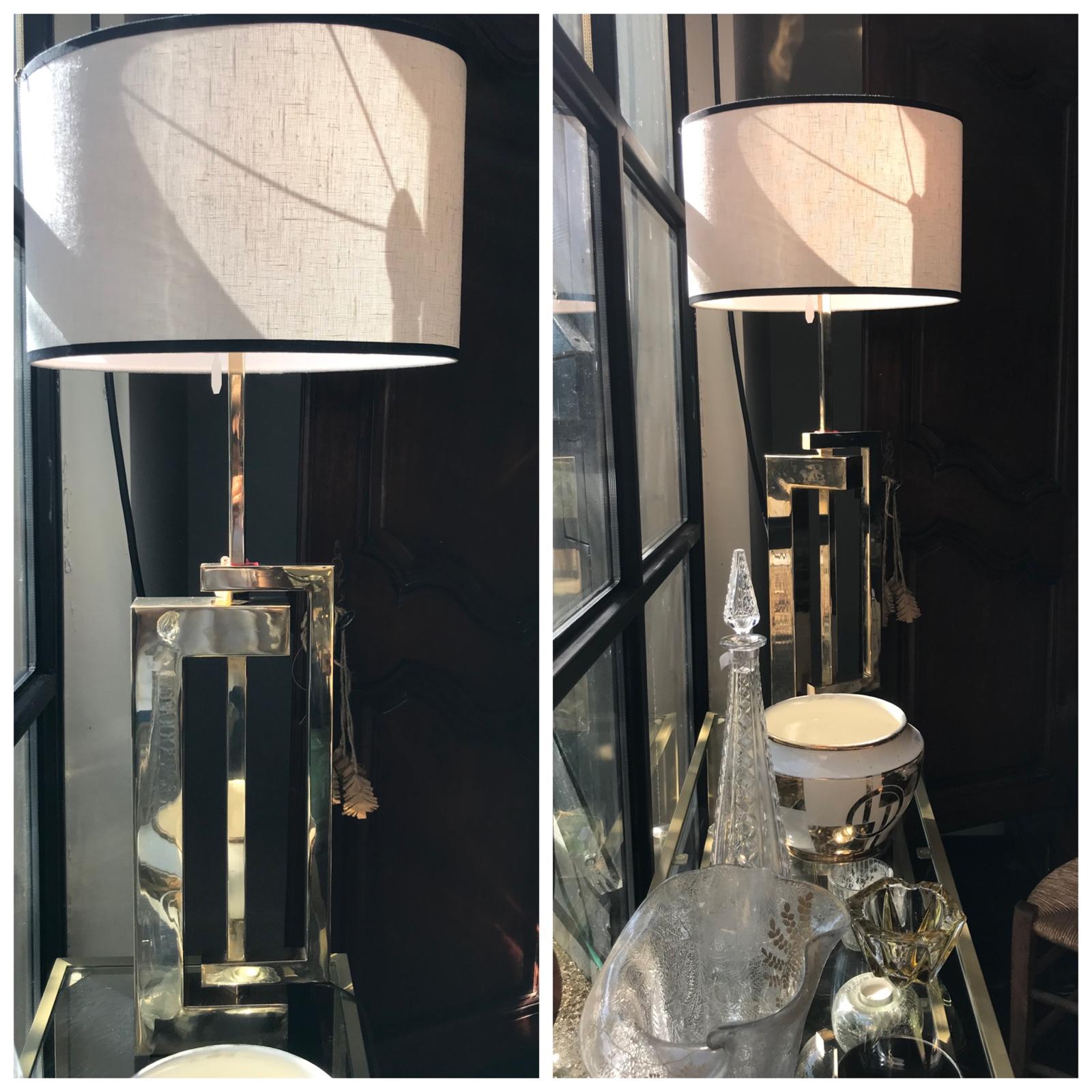 Montage de deux vues d'une lampe chromée avec abat-jour clair près d'une fenêtre
