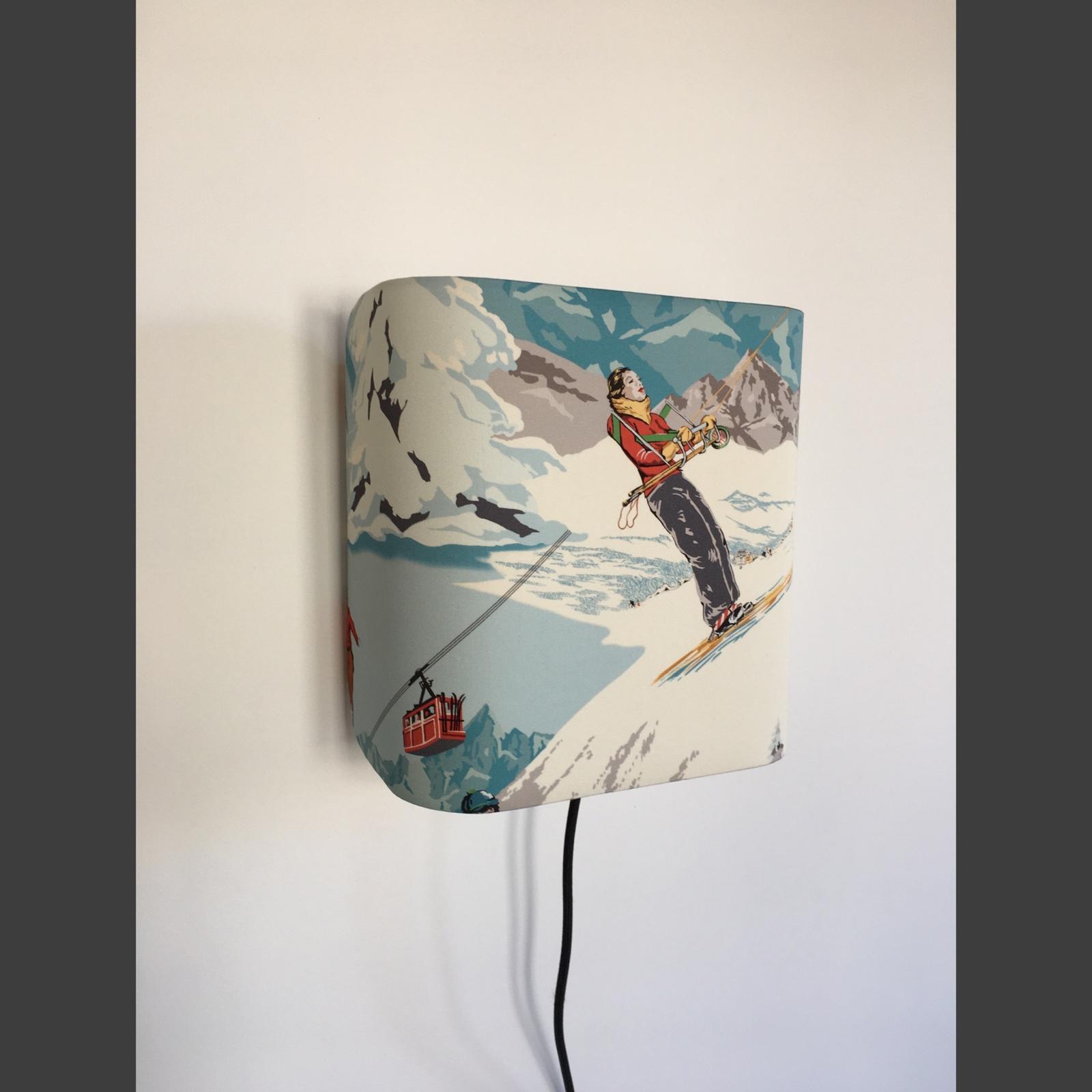 Applique décorative avec motif de skieur et paysage de montagne