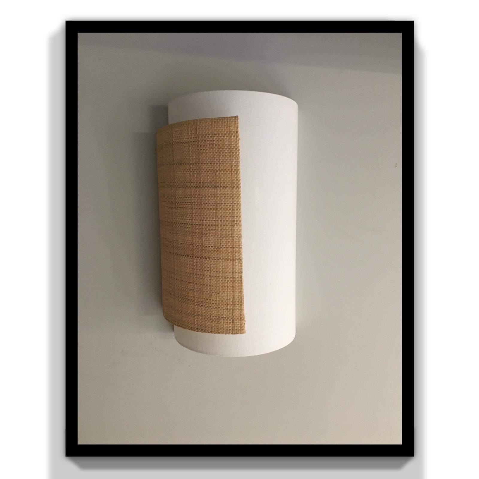 Applique cylindrique blanche avec panneau de fibre naturelle sur le devant