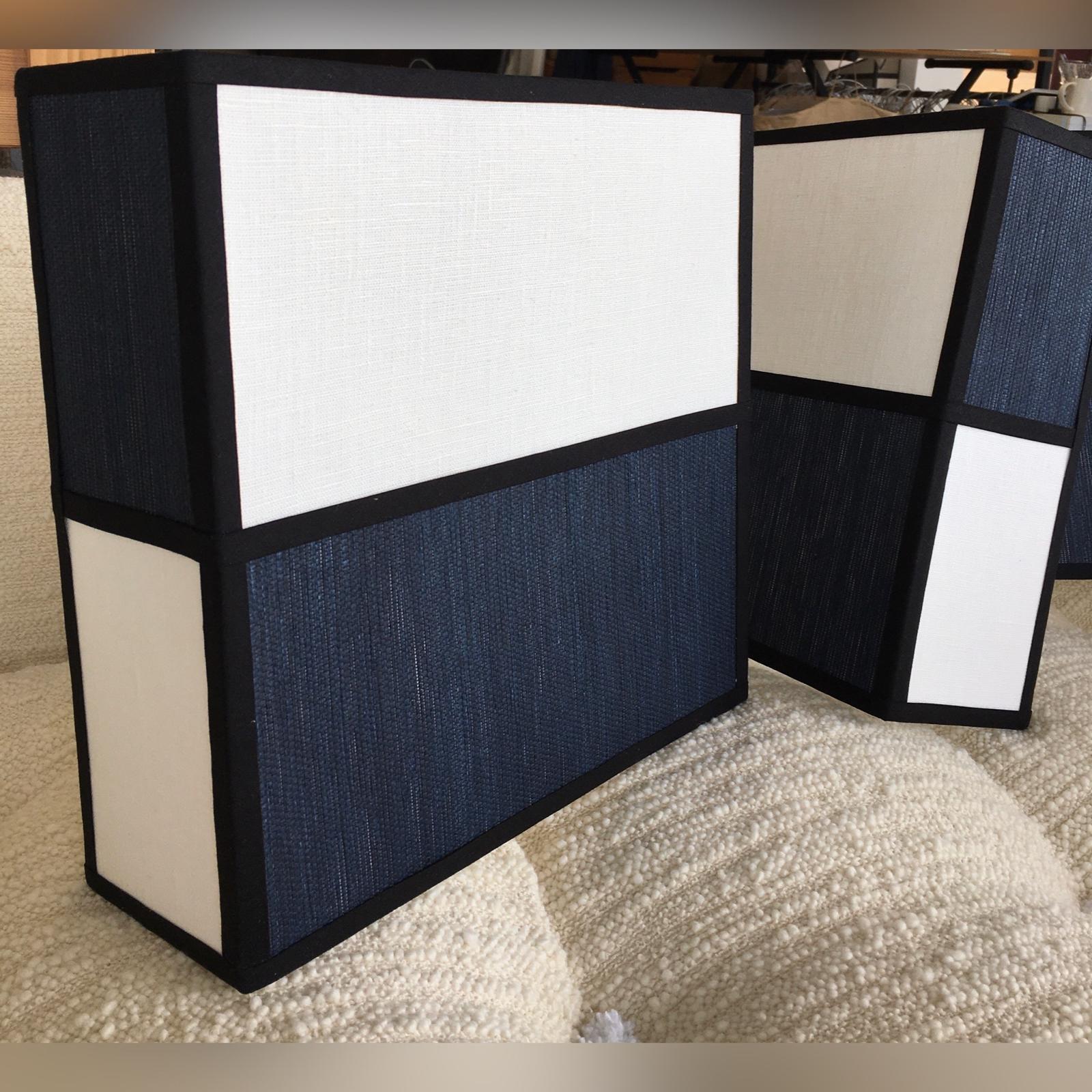 Deux appliques rectangulaires en bleu nuit, blanc et noir