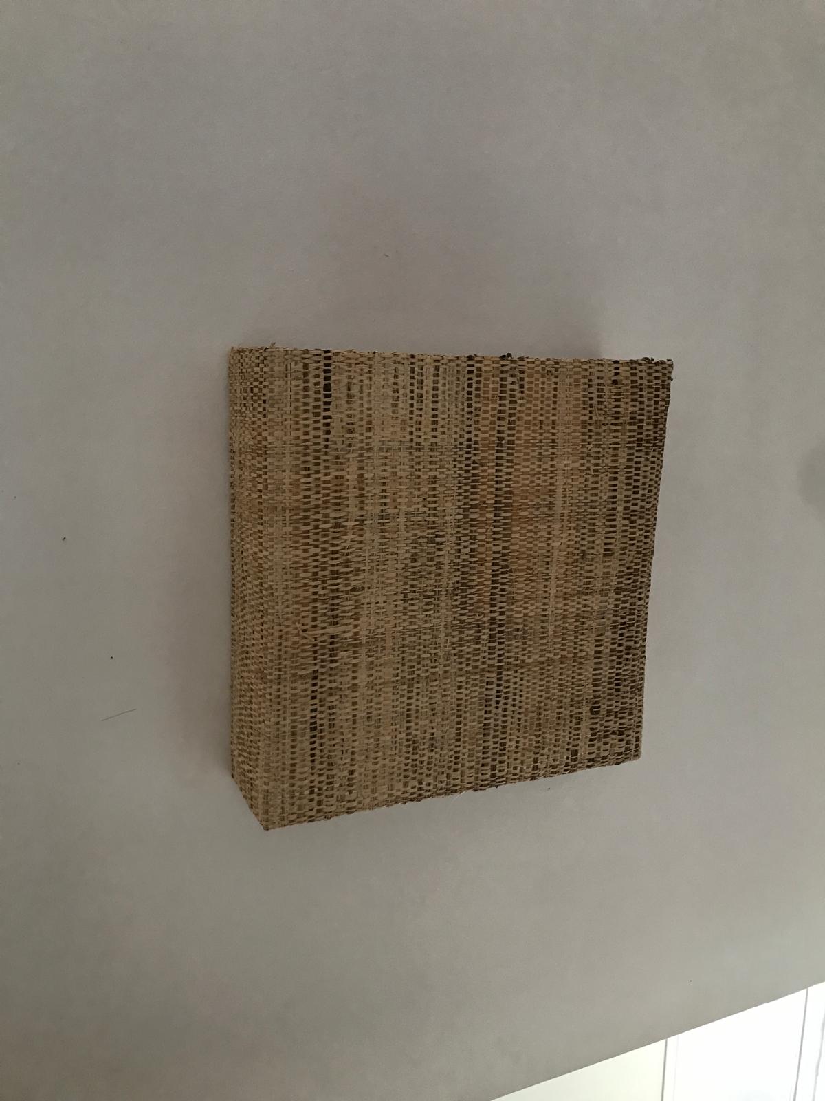 Applique carrée en fibre naturelle vue installée sur un mur