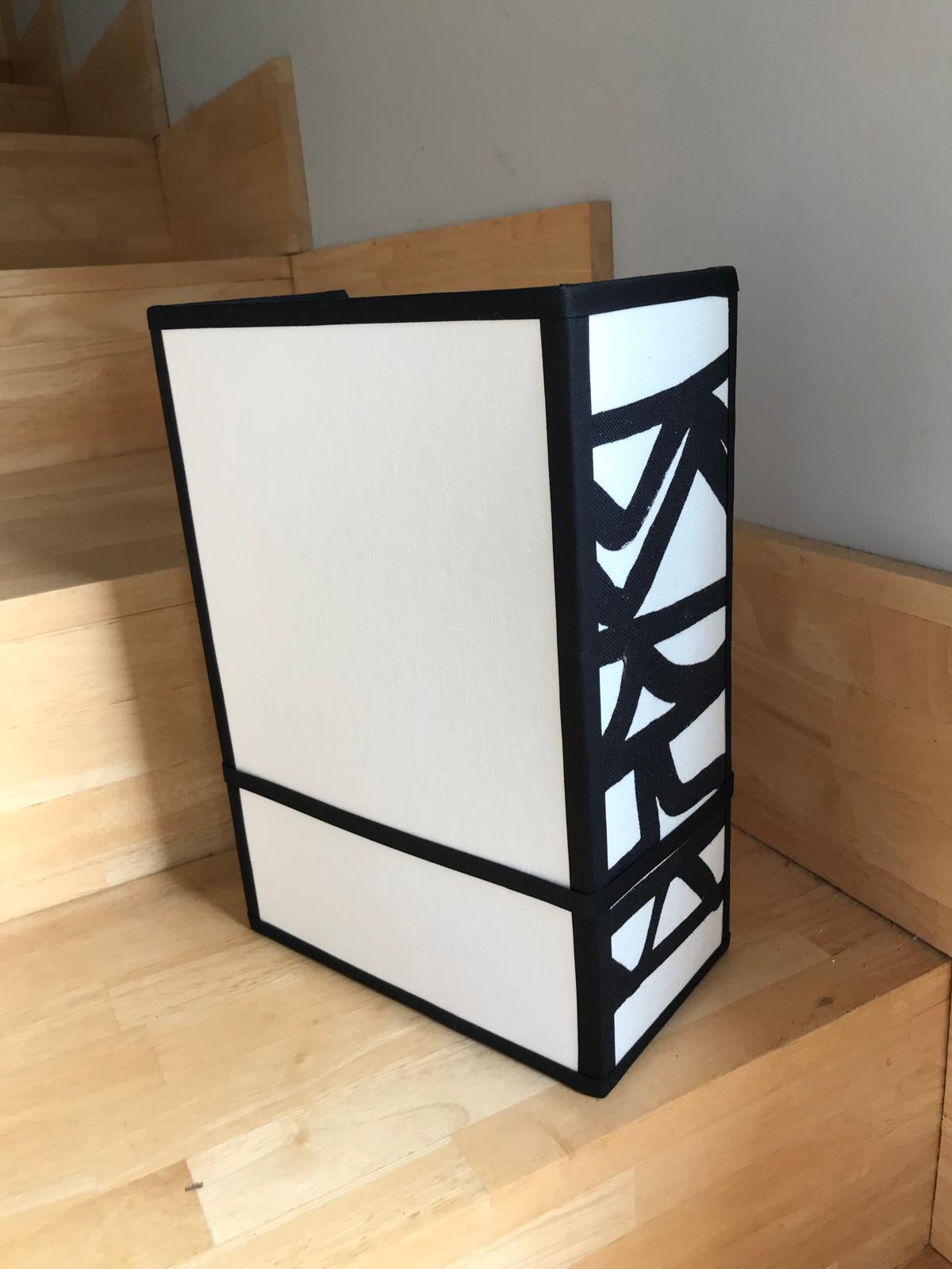 Applique blanche avec détails noirs graphiques sur les côtés
