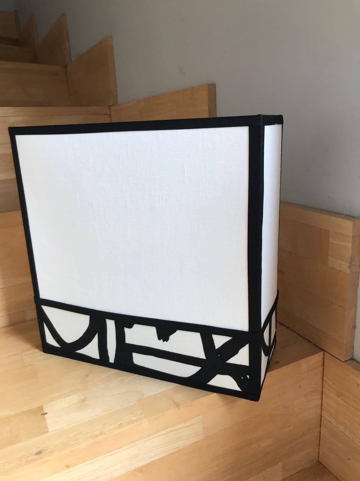 Applique blanche rectangulaire avec décor noir en base