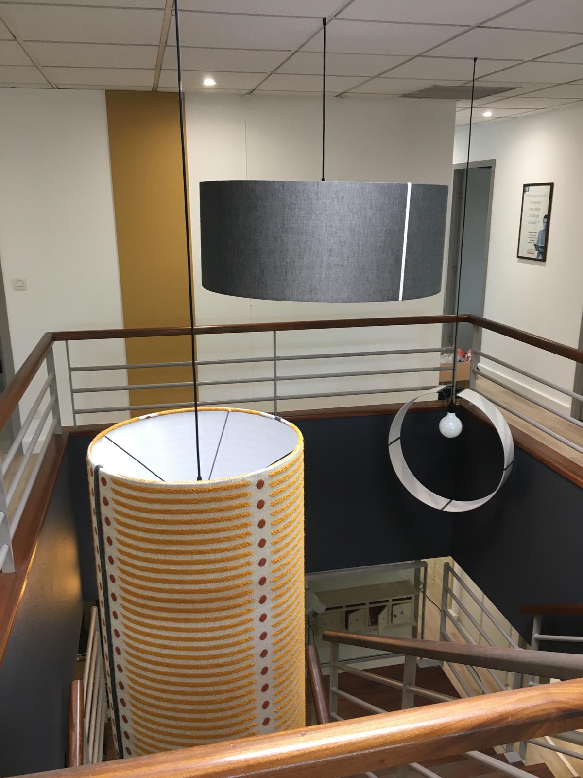 Ensemble de plusieurs suspensions dans une cage d'escalier contemporaine