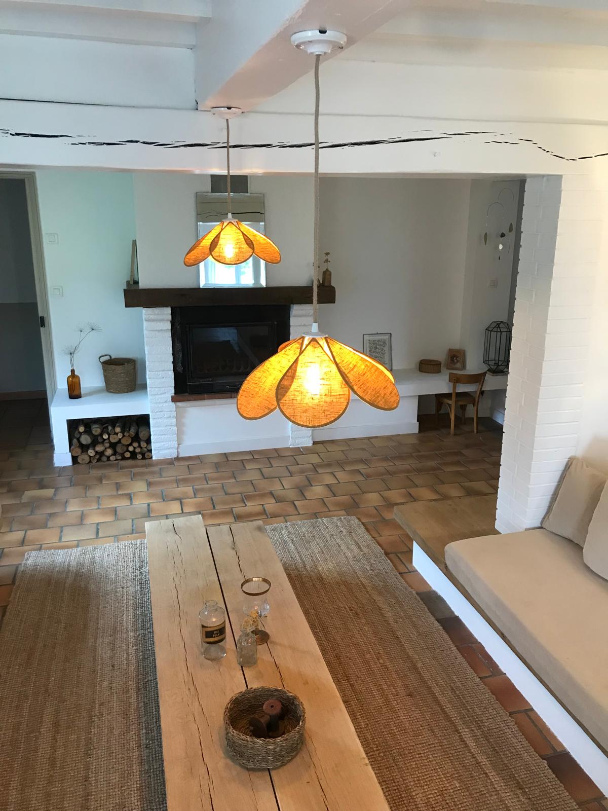 Deux suspensions textiles aux formes organiques dans une pièce lumineuse