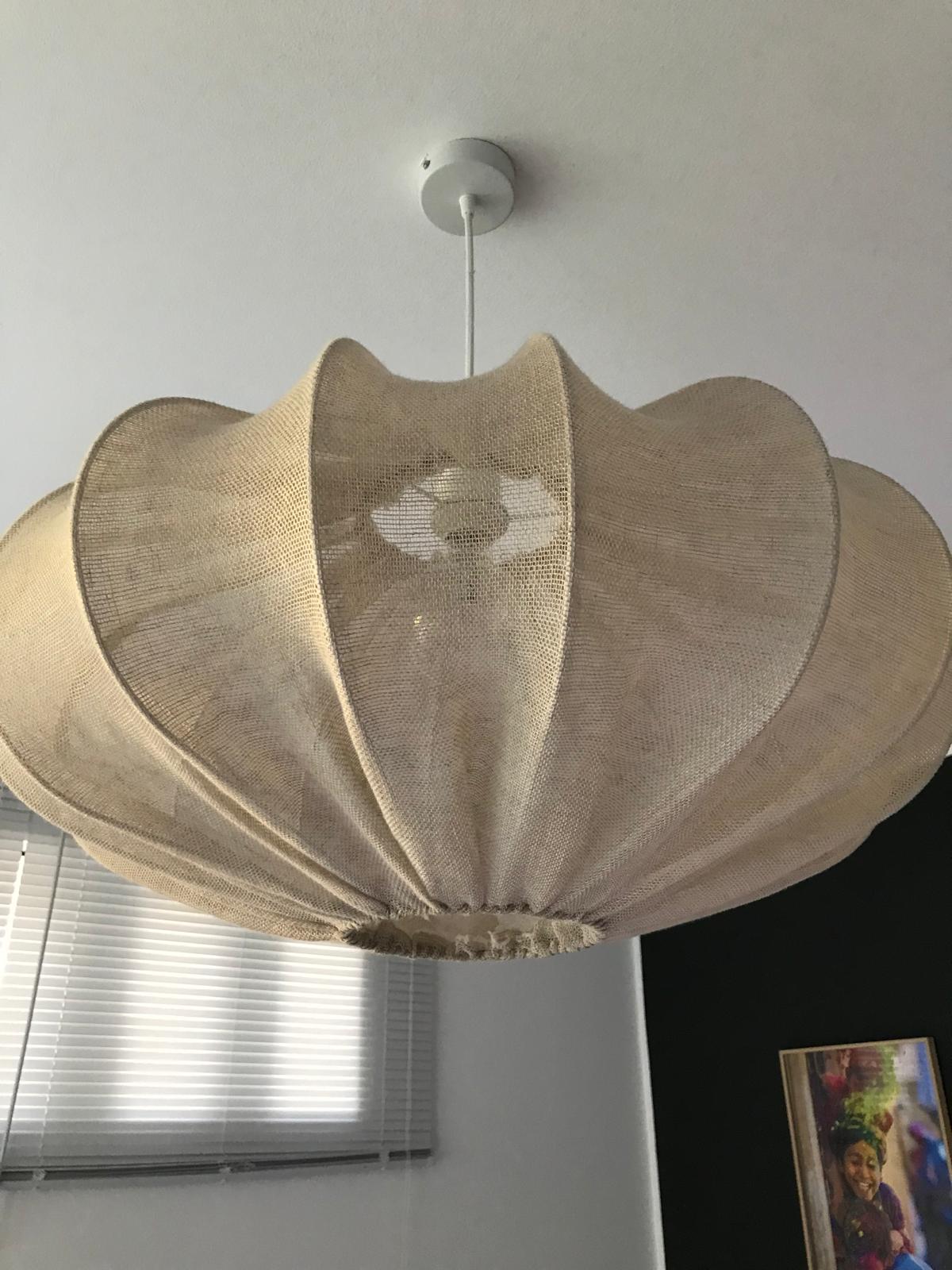 Grande suspension beige aux formes ondulées et translucides
