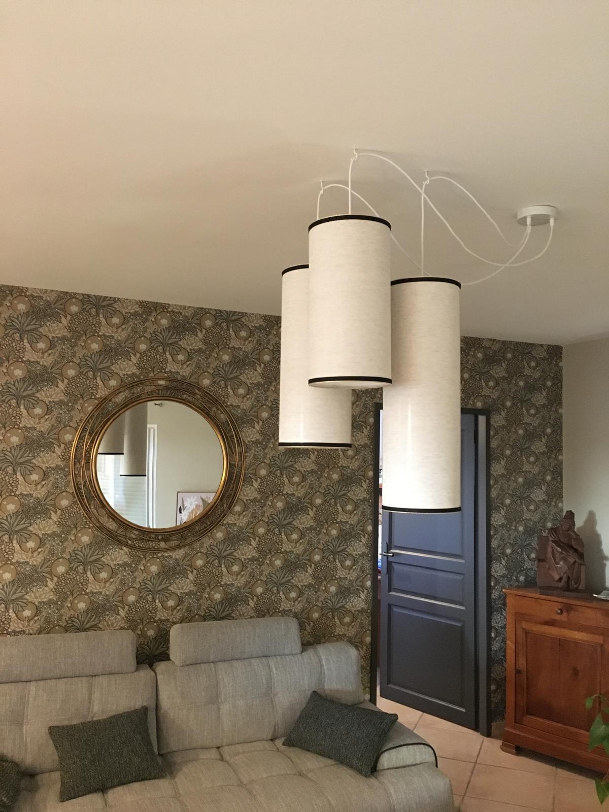 Suspension composée de trois cylindres clairs suspendus à différentes hauteurs