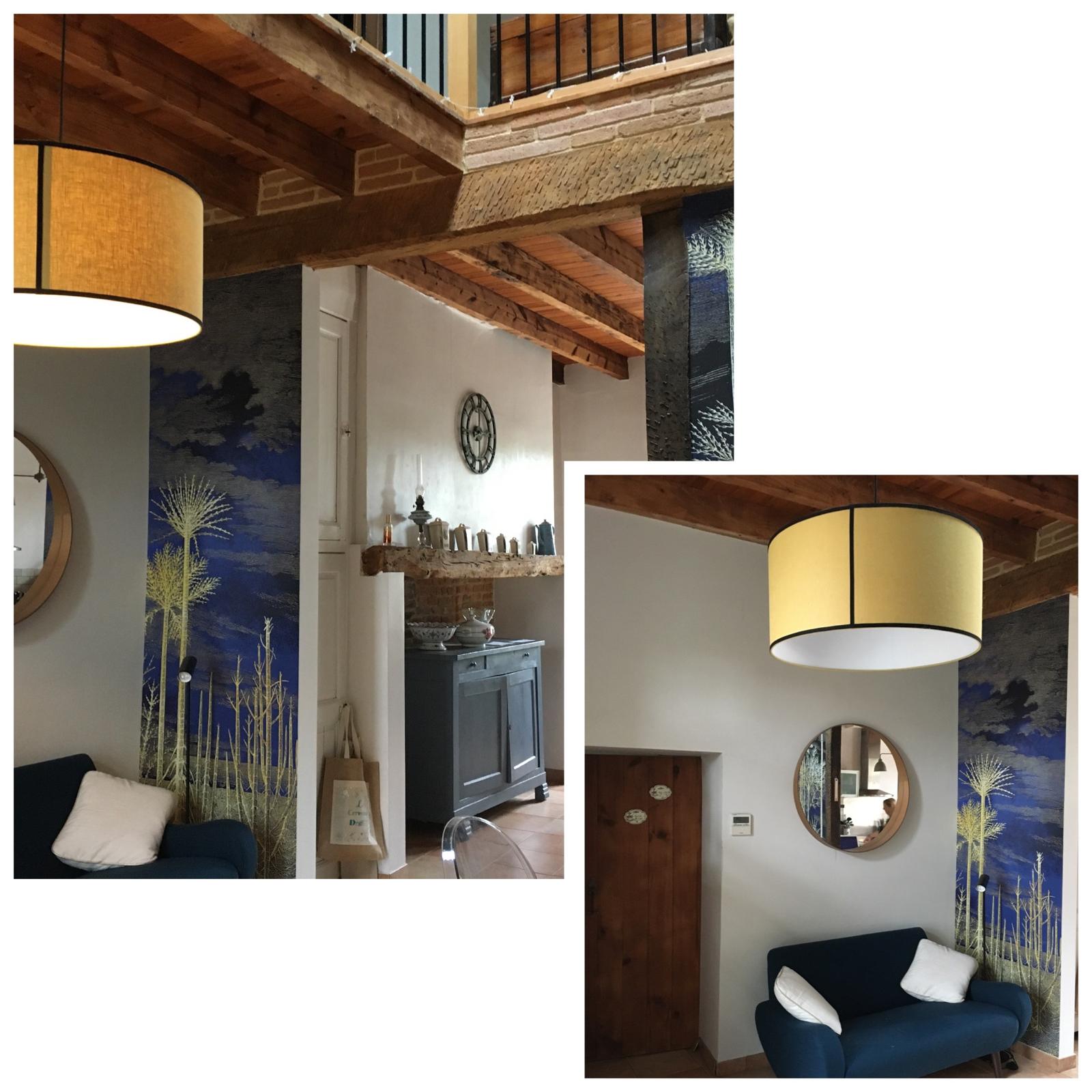 Montage de deux vues d'une suspension cylindrique dans un intérieur aux poutres bois